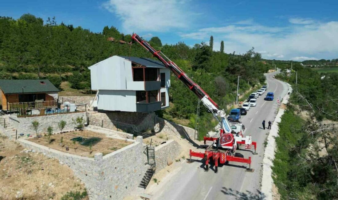 Kaçak villayı vinçle taşıdı İnegöl Belediyesi, tarım arazilerinde kaçak yapılaşmaya karşı kararlı mücadelesini sürdürüyor.