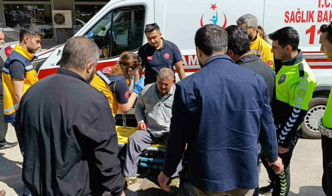 Kamyonet ile çarpıştı tedaviyi reddetti, hastanede beyin kanaması sebebiyle yoğun bakıma alındı Bursa’nın İnegöl ilçesinde kamyonet ile çarpışan 60 yaşındaki motosiklet sürücüsü,