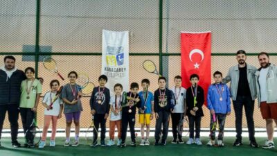 Karacabey Belediyesi, hafta sonu düzenlediği tenis turnuvası ile çocukları sporun
