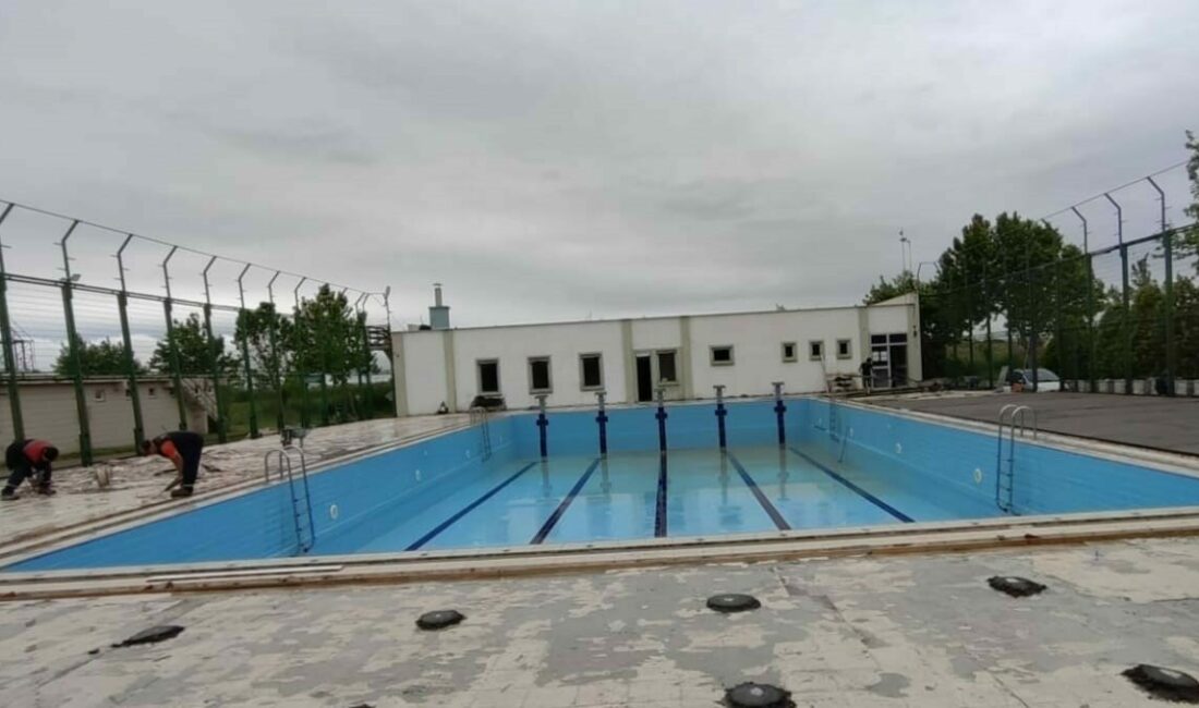Karacabey Belediyesi, Atatürk Kültür Parkı’ndaki açık yüzme havuzunu yaza hazırlıyor.