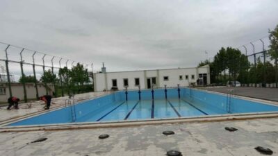Karacabey Belediyesi, Atatürk Kültür Parkı’ndaki açık yüzme havuzunu yaza hazırlıyor.