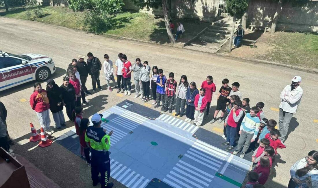 Karacabey’de Trafik Haftası kapsamında çocuklara eğitim verildi Bursa’nın Karacabey ilçesindeki Karakoca İlköğretim Okulu’nda, Trafik Haftası kapsamında çocuklara