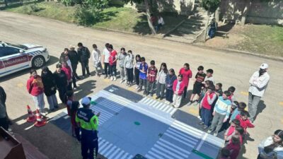 Bursa’nın Karacabey ilçesindeki Karakoca İlköğretim Okulu’nda, Trafik Haftası kapsamında çocuklara