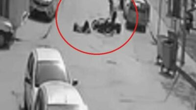 Bursa’da motosikletli kurye, cadde üzerinde yürüyen bir kadına çarptıktan sonra