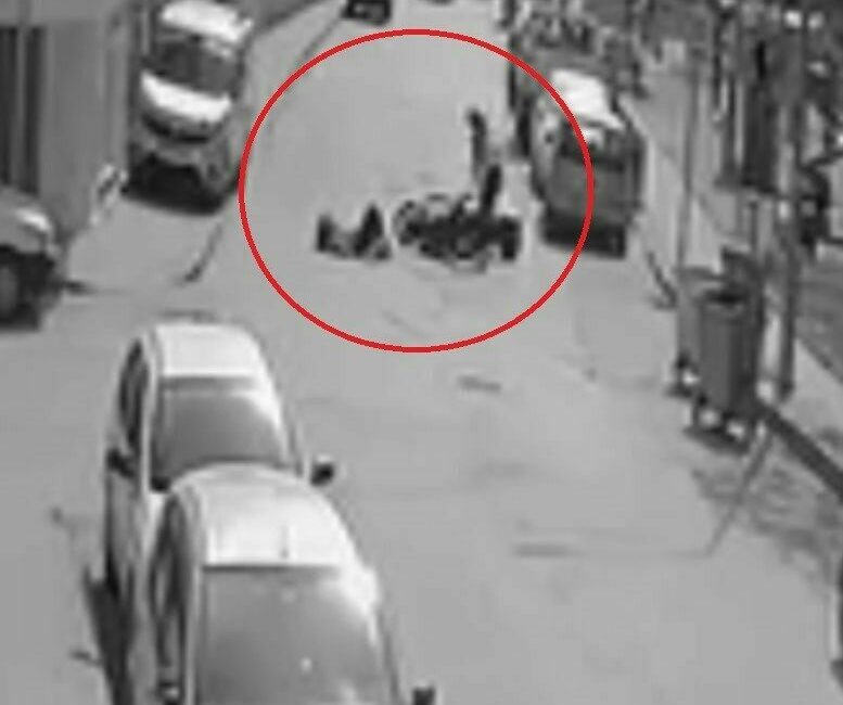 Bursa’da motosikletli kurye, cadde üzerinde yürüyen bir kadına çarptıktan sonra
