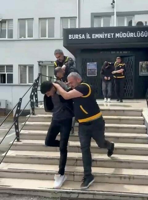Bursa’da kız kardeşleriyle görüşmeye devam eden berber çırağını öldüren 3