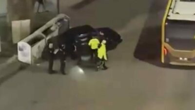 Bursa’nın Kestel ilçesinde çöp konteynerine çarpan alkollü sürücü, kendini araca