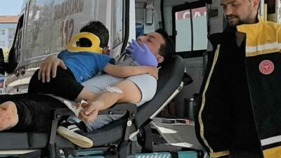 Bursa’nın İnegöl ilçesinde otomobilin çarptığı motosikletteki 2’si çocuk 3 kişi