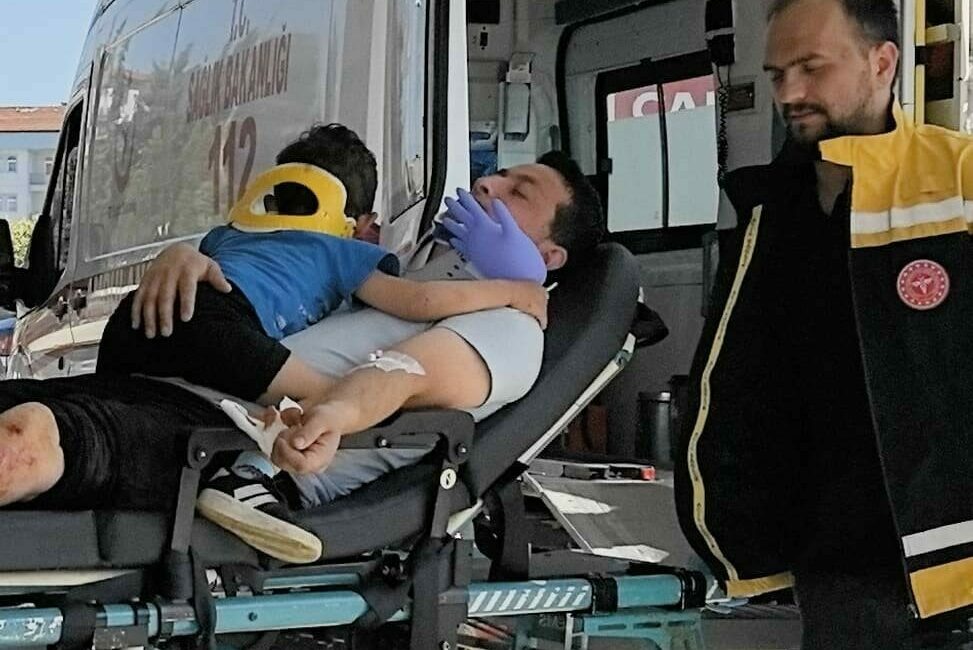 Bursa’nın İnegöl ilçesinde otomobilin çarptığı motosikletteki 2’si çocuk 3 kişi