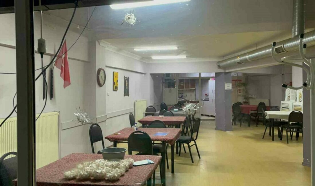 Kıraathaneyi kurşunlayan şüpheli, motosiklet ile kayıplara karıştı Bursa’da kimliği henüz belirlenemeyen motosikletli şahıs, kıraathaneyi kurşunlayarak kayıplara karıştı.