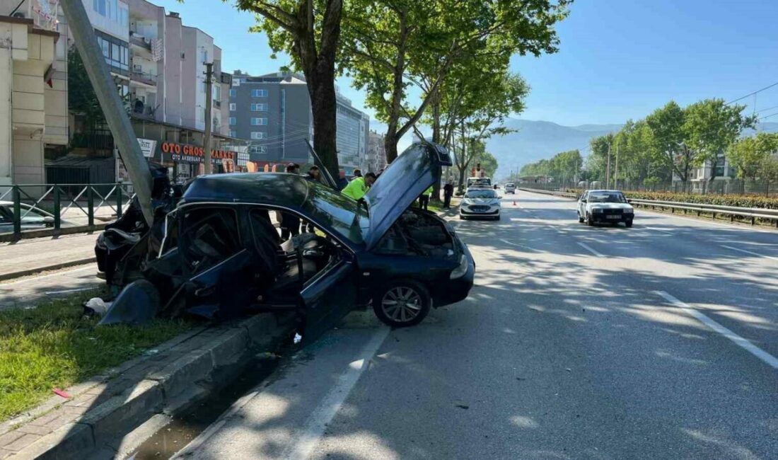 Kontrolden çıkan otomobil aydınlatma direğine çarptı: 1’i ağır 2 yaralı Bursa’nın Osmangazi ilçesinde sabah saatlerinde meydana gelen trafik kazasında, biri