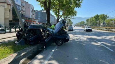 Bursa’nın Osmangazi ilçesinde sabah saatlerinde meydana gelen trafik kazasında, biri