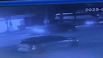 Bursa’nın İnegöl ilçesinde kontrolden çıkan otomobilin aydınlatma direğine çarptığı kazada