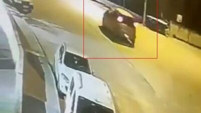 Bursa’da bir sürücü park halindeki araçlara çarptıktan sonra olay yerinden
