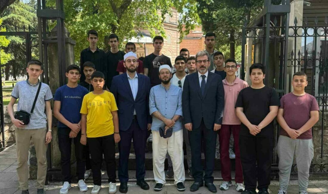 Konyalı hafızlardan, Bursa ziyareti Konyalı hafızlar, Bursa’da Fatih Sultan Mehmet’in ailesinin bulunduğu Muradiye Külliyesini