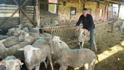 Bursa’nın Mustafakemalpaşa ilçesinde küçüklüğünden bu yana hayvancılıkla ilgilenen 27 yaşındaki