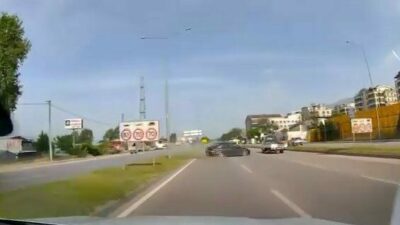 Bursa’da hareket halindeyken lastiği patlayan otomobil, orta refüjü aşarak karşı