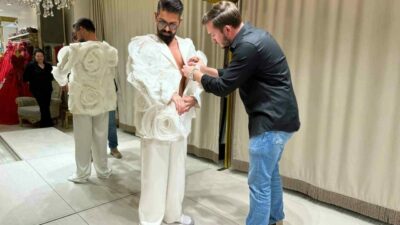 Sanatçı Mehmet Çevik’in gösterişli sahne kostümleri, bir müze ortamında sergilenmeye