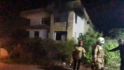 Mudanya’nın Mütareke Okul Sokak’ında bulunan iki katlı metruk bina alevlere