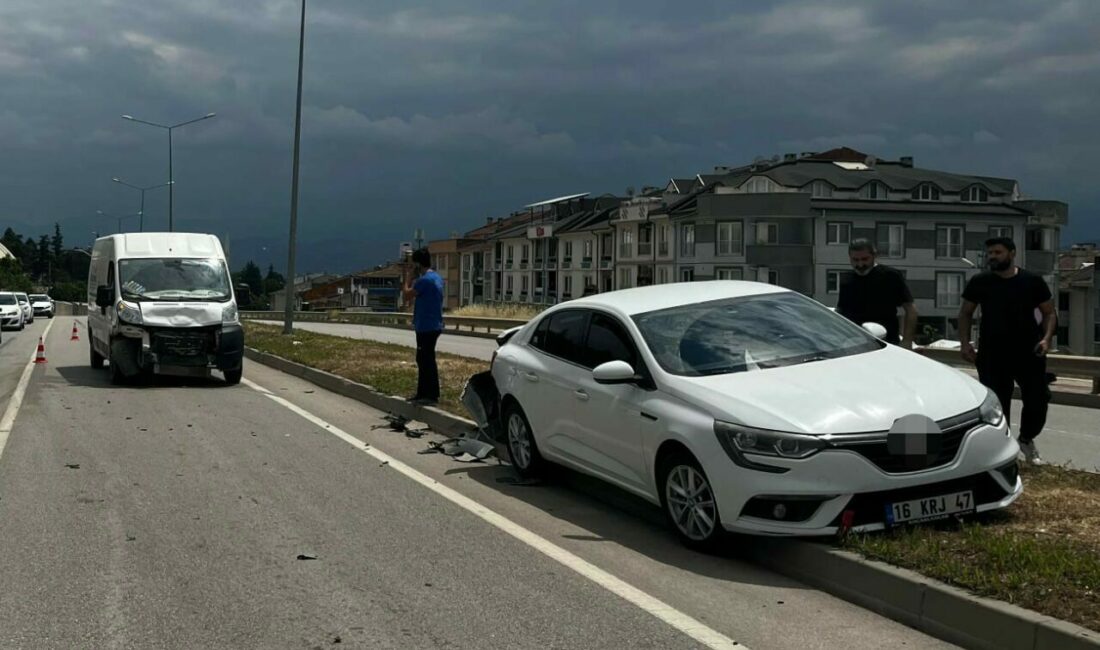 Bursa’nın İnegöl ilçesinde meydana gelen kazada minibüs ile otomobil çarpıştı,