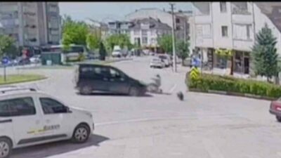 Bursa’nın İnegöl ilçesinde hafif ticari araç ile çarpışan motosiklet sürücüsü