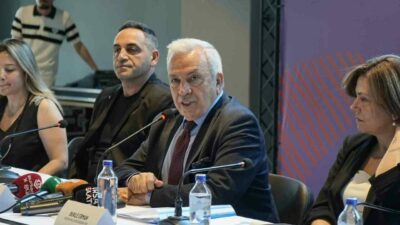 Nilüfer Belediyesi’nde çalışanlar grev kararını astılar. Grevin bir hak olduğunu