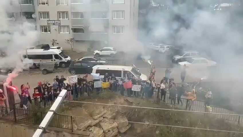 Öğrencilerden hasta öğretmenlerine duygu dolu ziyaret Bursa’nın Gemlik ilçesinde yürekleri ısıtan bir veda anı yaşandı. Cumhuriyet