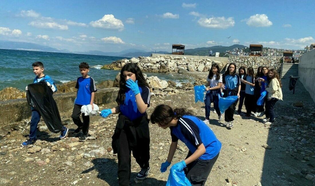 Öğrencilerden Mudanya sahillerinde temizlik operasyonu Mudanya Hatice İsmail Hakkı Kayan Ortaokulu öğrencileri, Erasmus+ projesi çerçevesinde