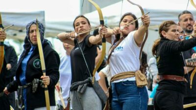 Türkiye’nin dört bir yanından gelen sporcular, okçuluktaki hünerlerini sergiledi. Kadın