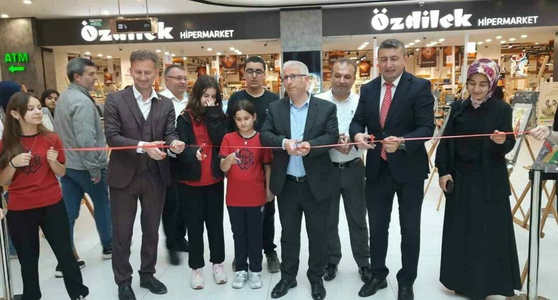 Ortaokul öğrencilerinden görsel sanatlar sergisi Kayapa Şehit Jandarma Er Eyüp Gürsoy Ortaokulu, öğrencileri tarafından hazırlanıp