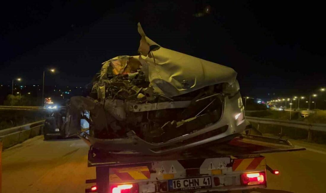 Otomobil kamyona çarptı: 2 yaralı Bursa’da otobanda seyir halinde olan otomobil, önünde seyreden kamyona çarptı.