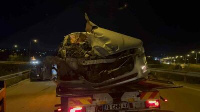 Bursa’da otobanda seyir halinde olan otomobil, önünde seyreden kamyona çarptı.