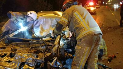 Bursa’nın İnegöl ilçesinde kamyonun altına giren otomobilin sürücüsü ağır yaralandı