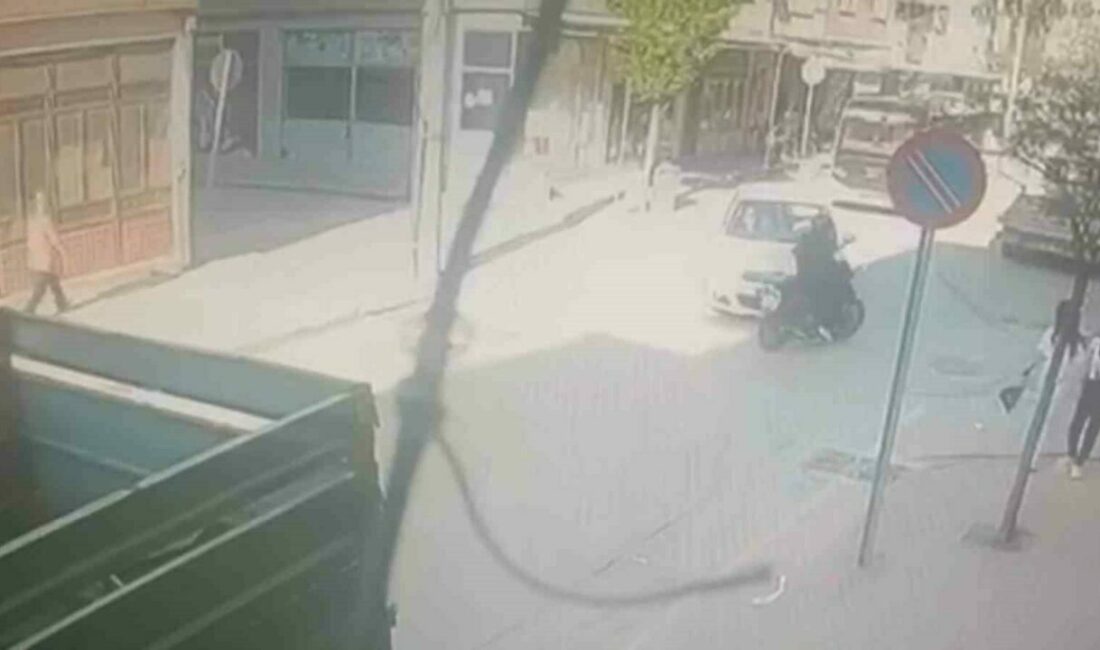 Otomobille çarpışan motosikletli yaralandı: Kaza anı kamerada Bursa’nın İnegöl ilçesinde otomobil ile çarpışan motosikletin sürücüsü yaralandı. Kaza