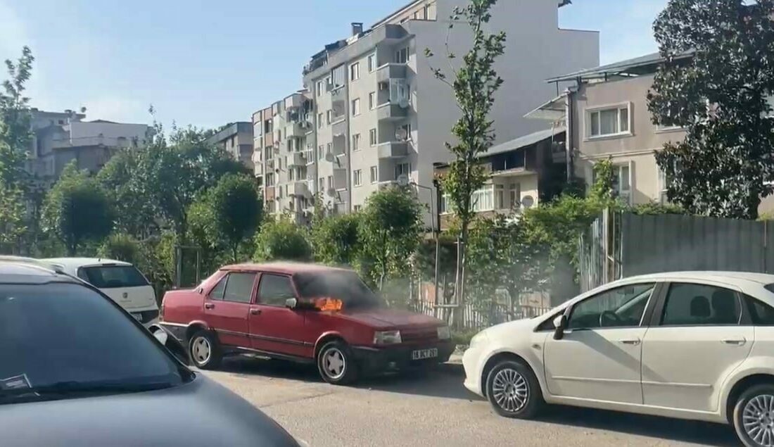 Park halindeki otomobil alev alev yandı Bursa’nın Osmangazi ilçesi Doğanbey Mahallesi’nde park halindeki Tofaş Şahin marka