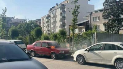Bursa’nın Osmangazi ilçesi Doğanbey Mahallesi’nde park halindeki Tofaş Şahin marka