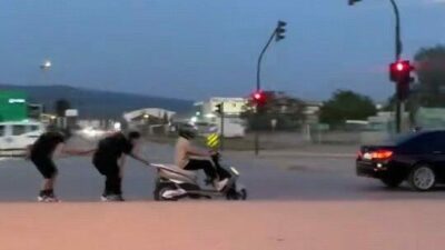 Bursa’nın İnegöl ilçesinde trafikte bir motosikletin arkasına tutunarak yolculuk yapan