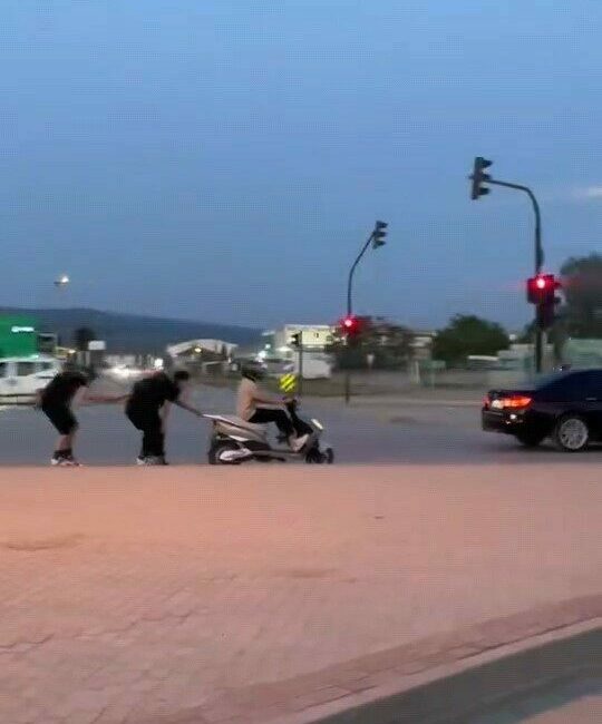 Bursa’nın İnegöl ilçesinde trafikte bir motosikletin arkasına tutunarak yolculuk yapan