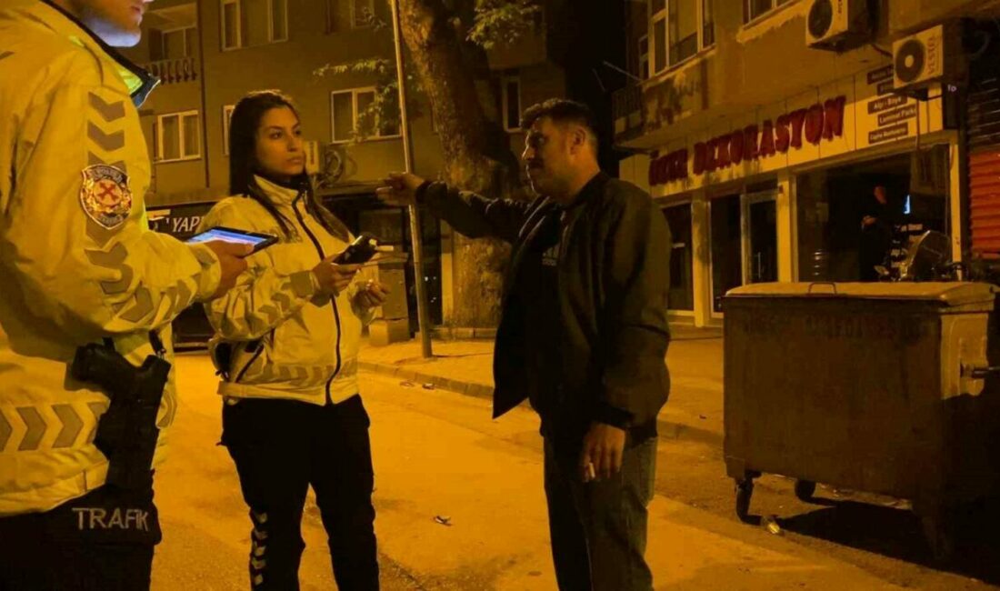 Polisin alkollü sürücüyle imtihanı kamerada Bursa’nın İnegöl ilçesinde Emniyet Müdürlüğü Trafik Büro Amirliği ekiplerince durdurulan
