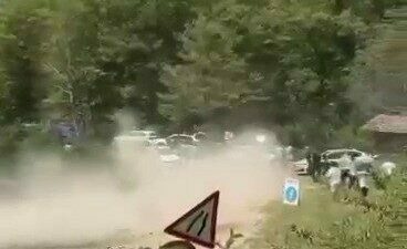 Bursa’nın Keles ilçesinde düzenlenen ralli yarışı sırasında kontrolden çıkan bir