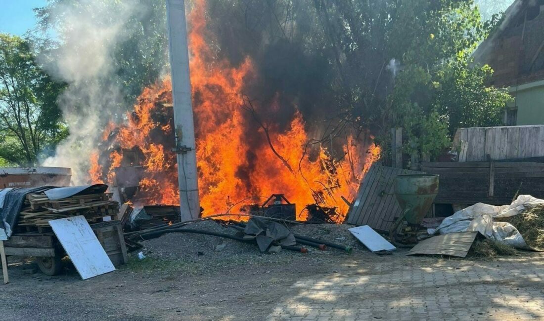 Bursa’nın İnegöl ilçesinde saman balyaları alev alev yandı. Yangın, saat