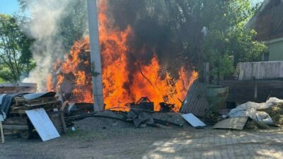 Bursa’nın İnegöl ilçesinde saman balyaları alev alev yandı. Yangın, saat