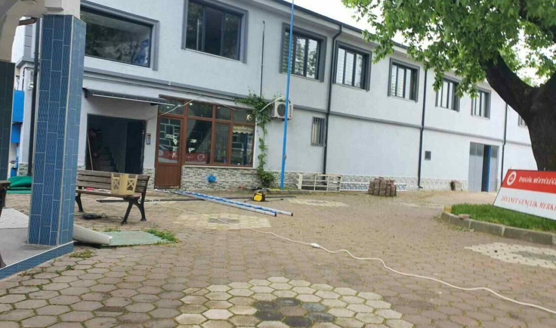 Tabela takarken düşen din görevlisi yaralandı Bursa’nın İnegöl ilçesinde din görevlisi, caminin bahçesindeki gençlik merkezine tabela