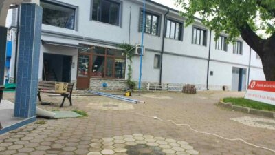 Bursa’nın İnegöl ilçesinde din görevlisi, caminin bahçesindeki gençlik merkezine tabela