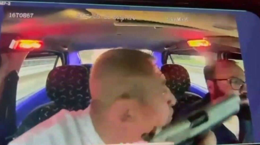 Bursa’da kız arkadaşıyla bindiği taksi sürücüsünü silahla tehdit edip şehri