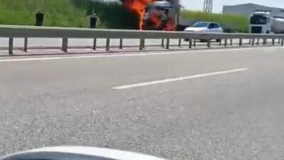 Bursa’da seyir halinde alev topuna dönen tır, kullanılmaz hale geldi.