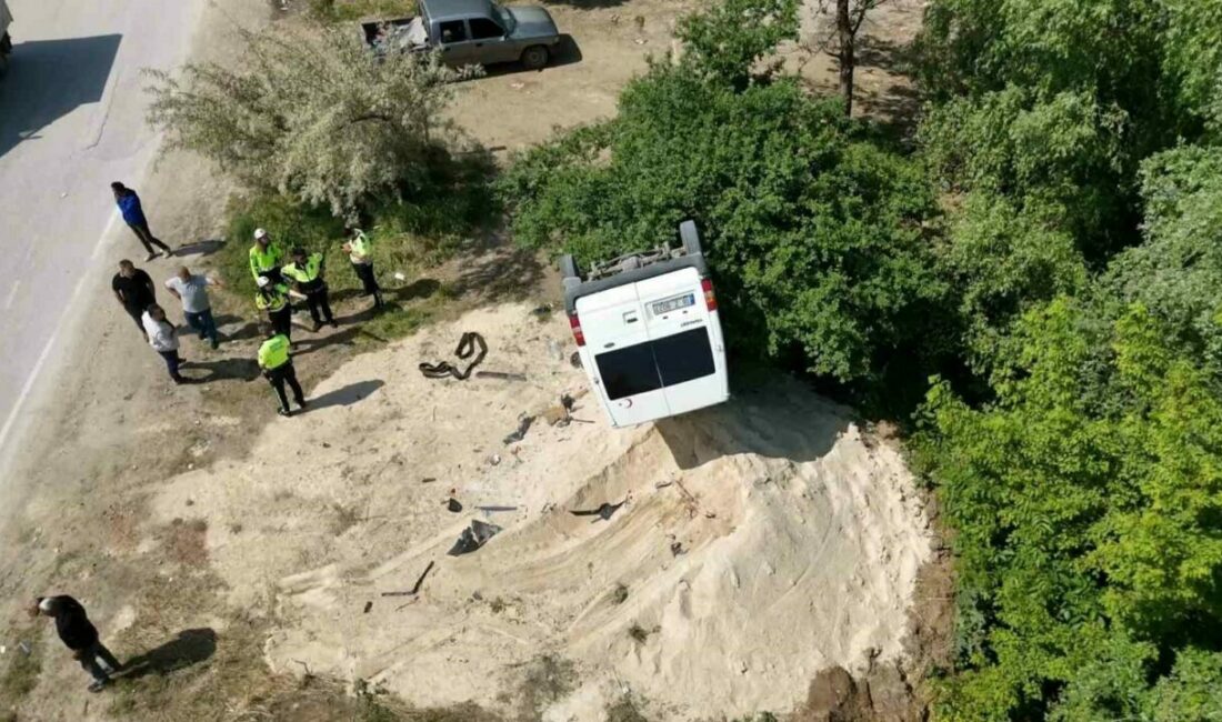 Tozu dumana katan minibüs ortalığı böyle savaş alanına çevirdi: 3 yaralı Bursa’nın İnegöl ilçesinde meydana gelen kazada otomobil ile çarpışan minibüs
