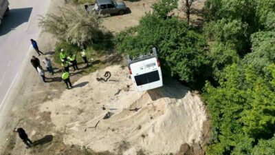 Bursa’nın İnegöl ilçesinde meydana gelen kazada otomobil ile çarpışan minibüs