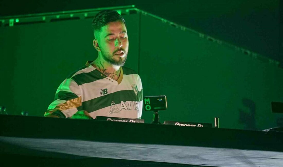 Türk DJ Mahmut Orhan sahneye Bursaspor formasıyla çıktı Dünya çapında ünlü Türk DJ Mahmut Orhan, memleketi Bursa’da Bursaspor’a
