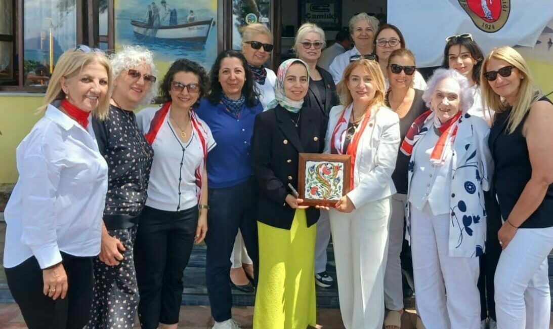 Türk Kadınlar Birliği Bursa Şubesi Başkanı Tijen Sözeri ve yönetim